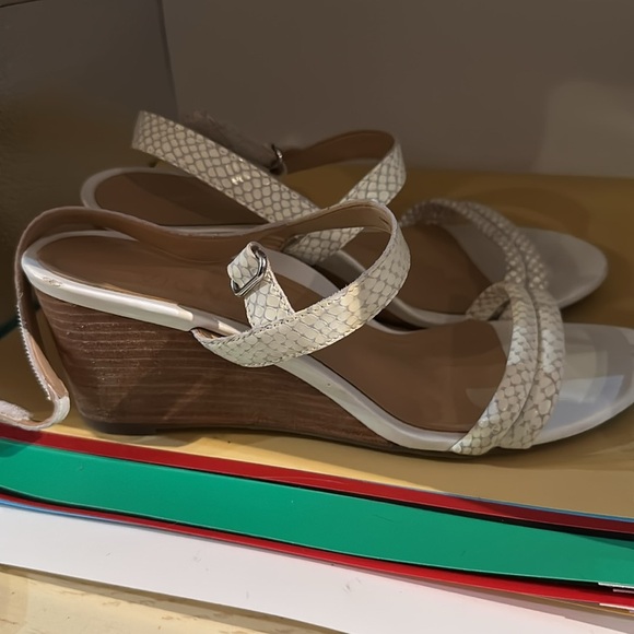 Vionic White Wedge Sandals Emmy lzrd - Picture 6 of 9